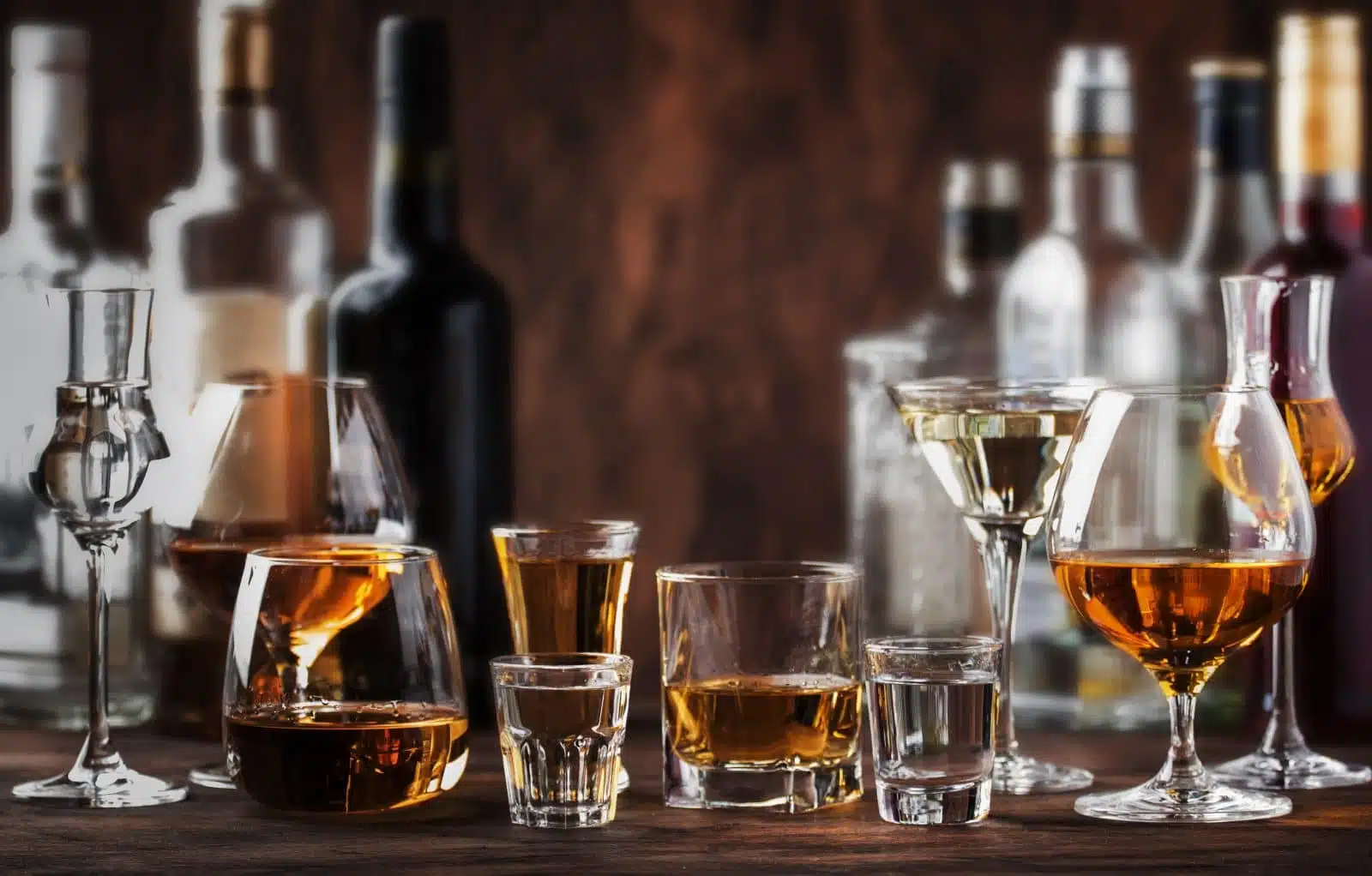 Feinwein Verkauf -Feinwein Verkauf 182083 AdobeStock 263446624 Strong Spirits Set Hard alcoholic drinks in glasses in assortment vodka cognac tequila brandy and wh 1600x1022 1